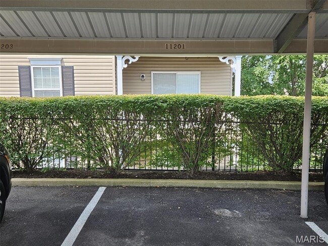 Building Photo - 11201 Spring Creek Ln