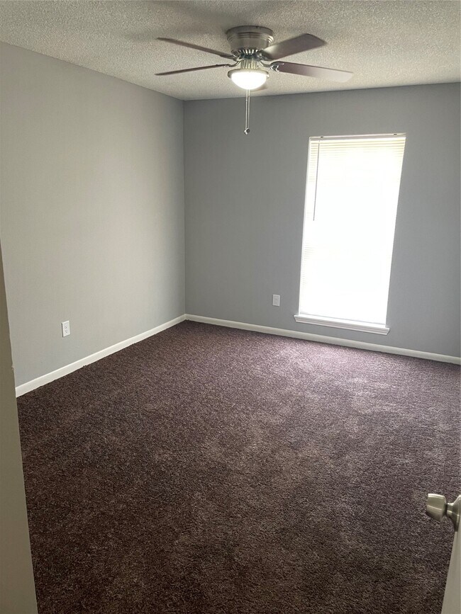 Building Photo - 614 Meadowglen Dr