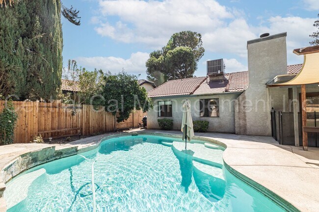Building Photo - 4 Bedroom/2 Bath Home with a Pool and Sola...