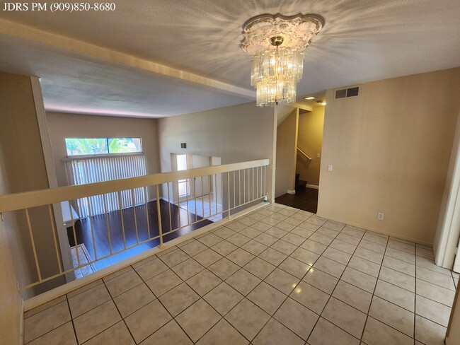 Building Photo - Fullerton 3 Bedroom Townhouse