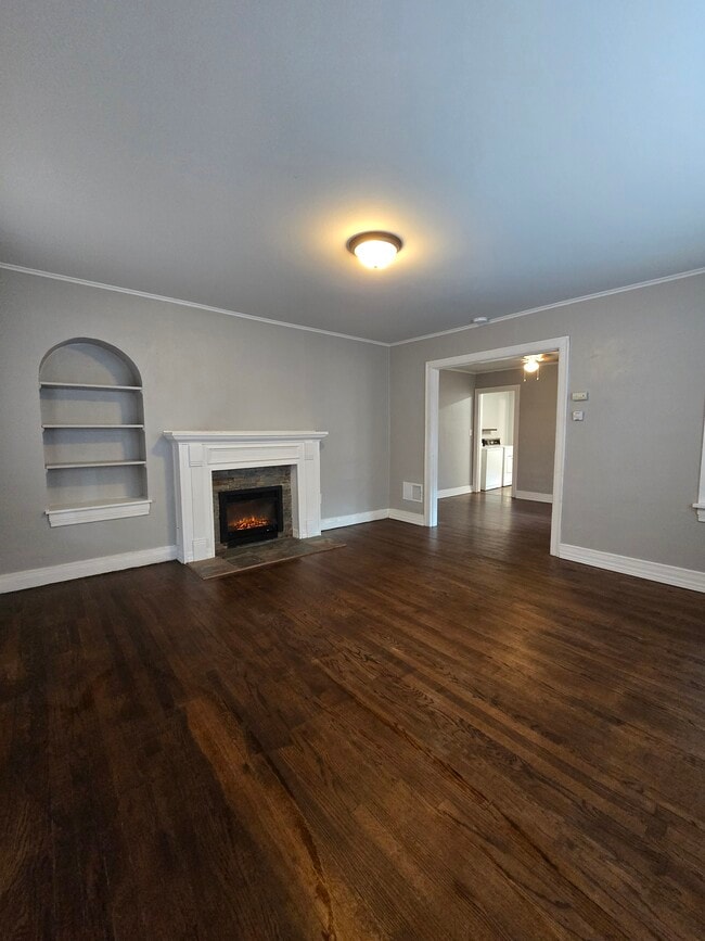 Building Photo - Front Duplex on 11th