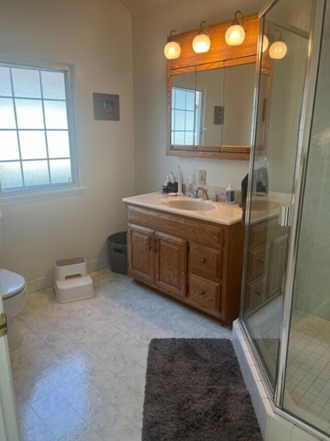 Building Photo - Beautiful, Spacious Rockridge Home!