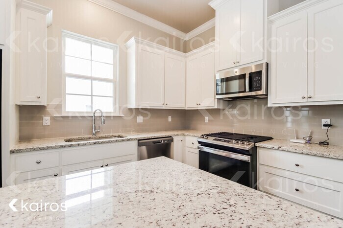 Building Photo - 6422 Roux Dr