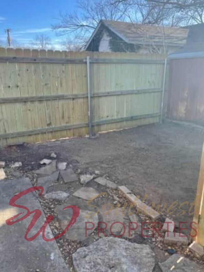 Building Photo - Spacious Upstairs 1-Bedroom Apartment in Downtown Stephenville