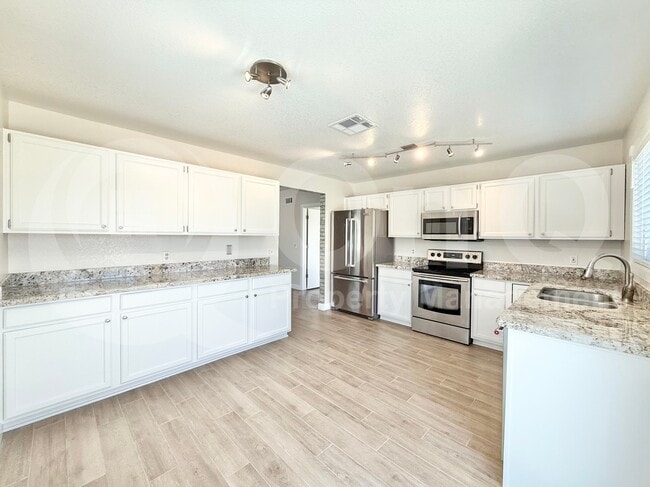 Building Photo - 537 S Danyell Dr