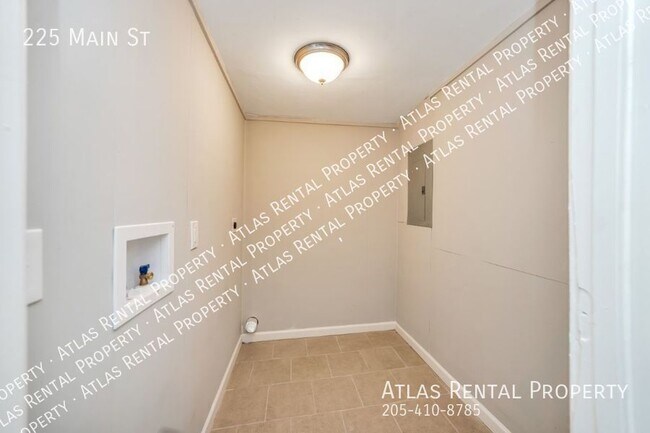 Building Photo - 225 Main St