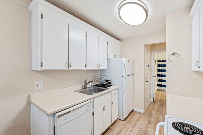 Building Photo - Fully Furnished 1BR/1BA Condo in Carson City