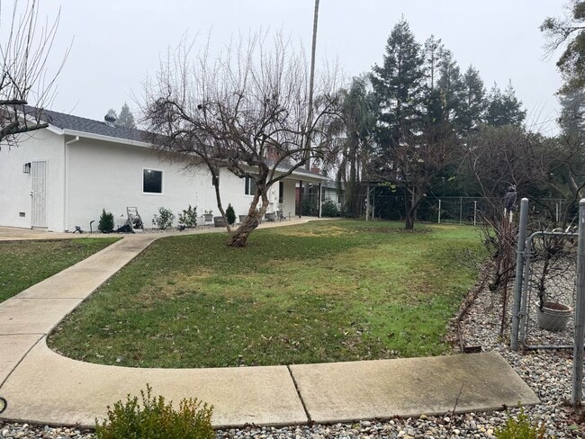 Building Photo - Adorable 3 bedroom 1.5 bath home garden setting