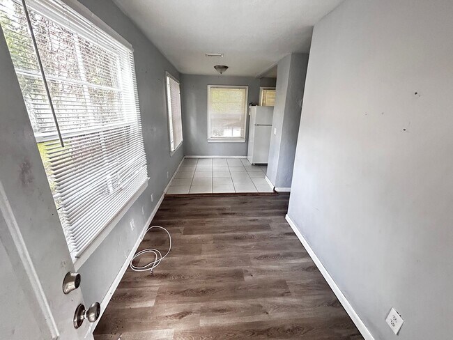 Building Photo - Steal of a Deal! 3/1 on Eastside under $1k...
