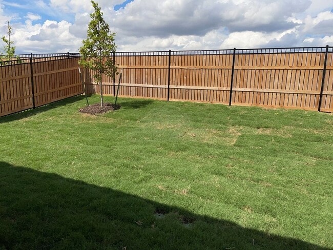 Building Photo - 5005 White Rose Dr