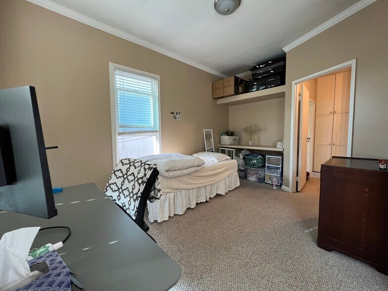 Building Photo - 2530 College Ave