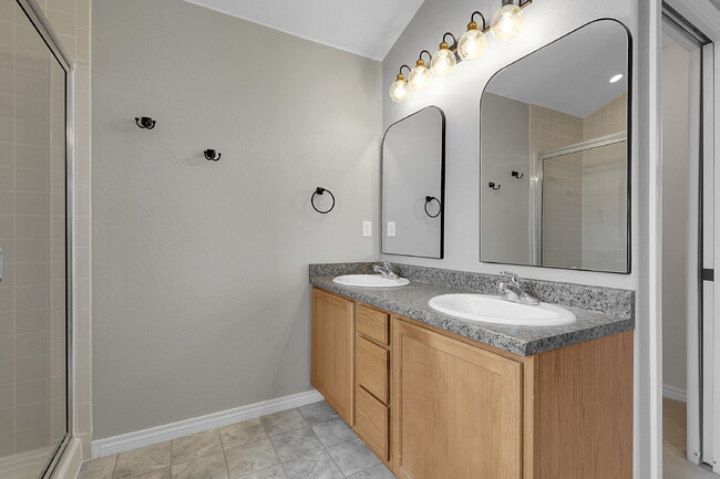 Building Photo - $2,540.95- 3 Bed, 3 Bath Townhome in Aurora with Central AC, In Unit Laundry and Patio Space!