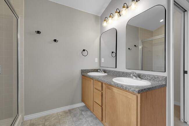 Building Photo - $2,640.95- 3 Bed, 3 Bath Townhome in Aurora with Central AC, In Unit Laundry and Patio Space!