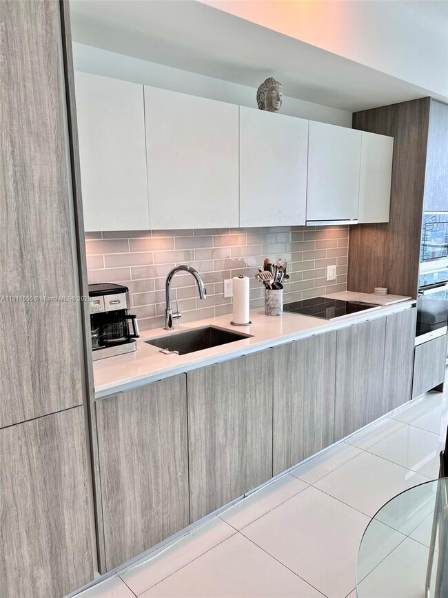 Building Photo - 2900 NE 7th Ave