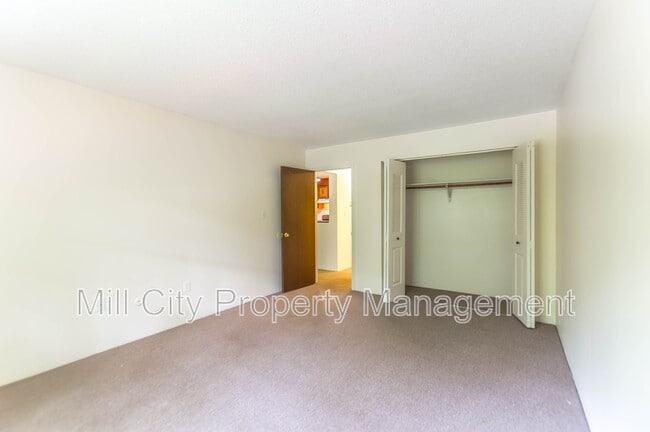 Building Photo - 23 Country Club Dr