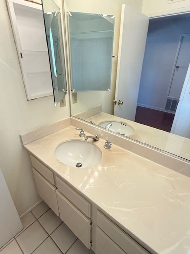 Building Photo - Conveniently located home in Irvine