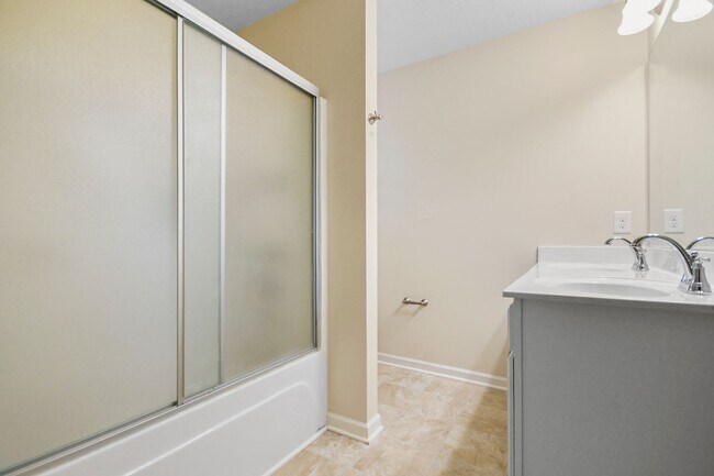 Building Photo - Pet Friendly Three Bedroom in Pleasant View!