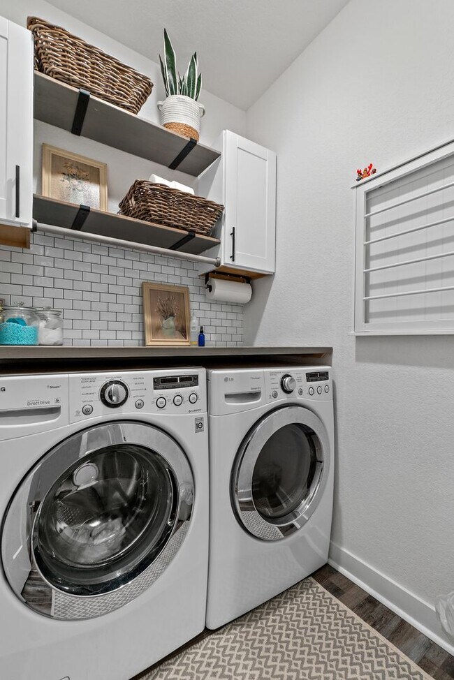 Building Photo - Luxury Townhome for Rent near Regent!
