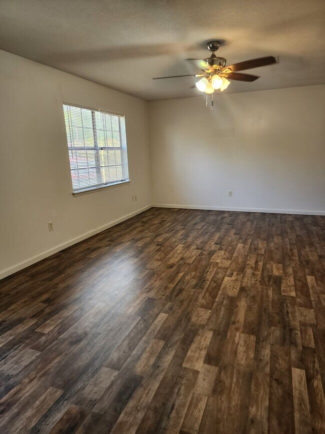 Building Photo - 1105 Kelly Dr