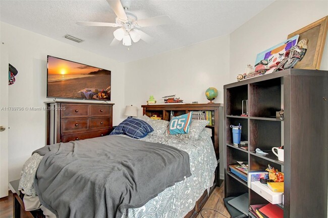 Building Photo - 303 E Riverbend Dr