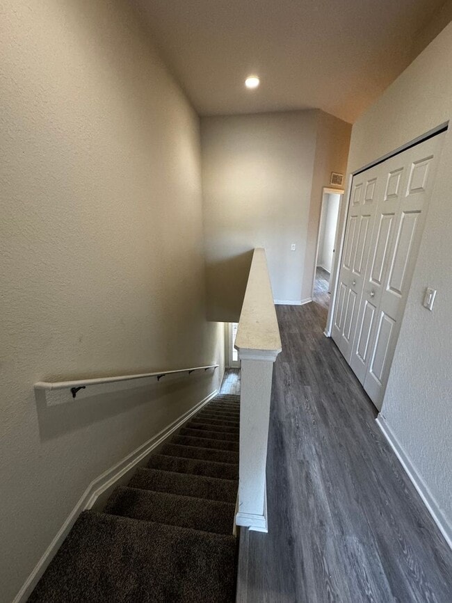 Building Photo - Beautiful 3BR/2.5BA Townhome with Water View in Fore Ranch