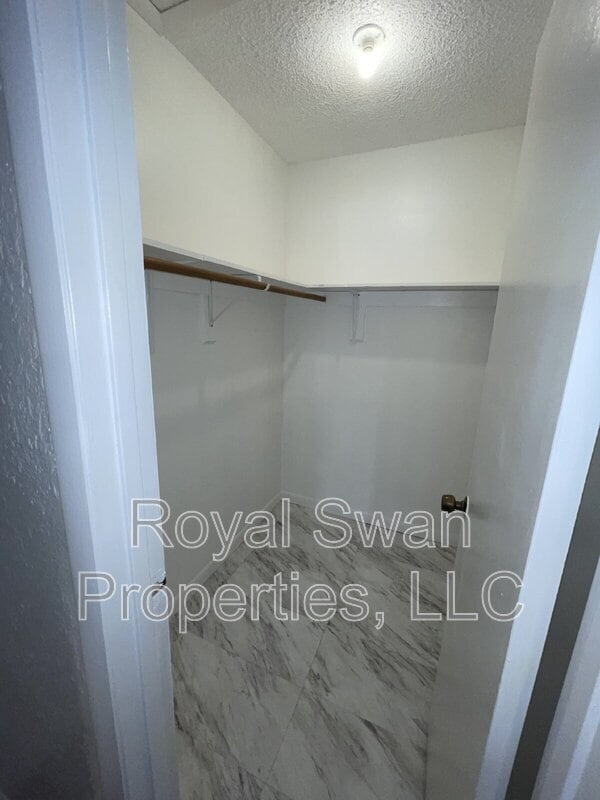 Building Photo - 222 Lakeview Dr