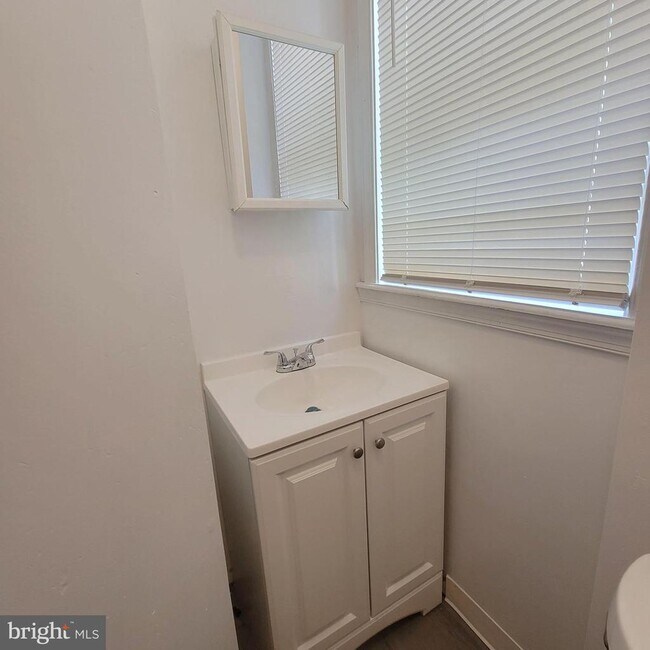 Building Photo - 5426 Regent St