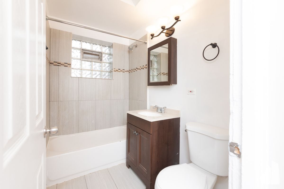 Building Photo - 3751 W Sunnyside Ave