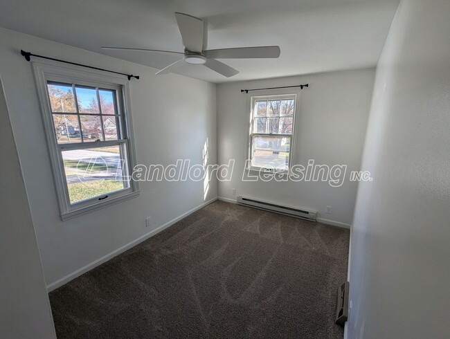 Building Photo - Cozy Upstairs Duplex with Balcony and Updates