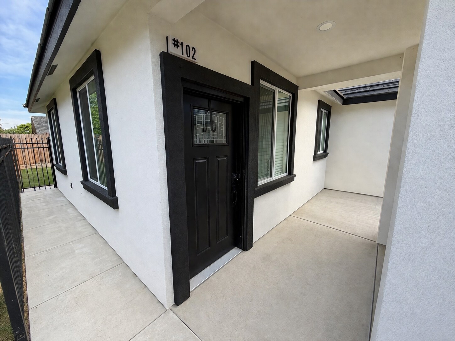 Building Photo - 590 N Lincoln Ave