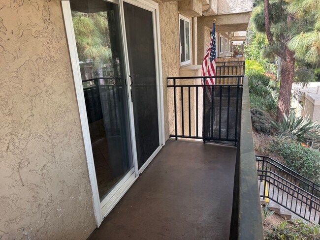 Building Photo - Newly renovated 2 bedroom, 2 bathroom condo