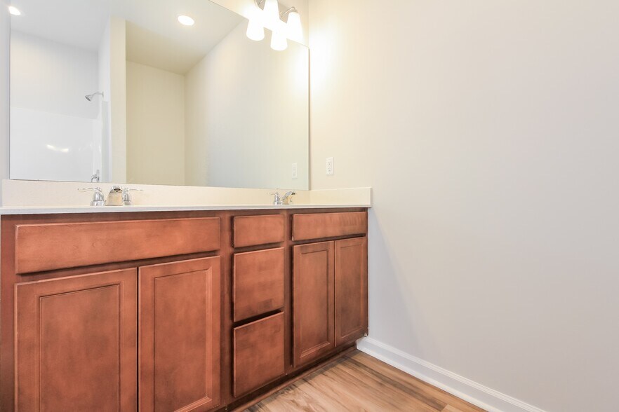 Building Photo - 7260 Bellacroft Dr