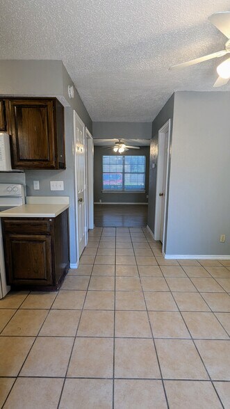 Building Photo - 1003 Vedral Pl
