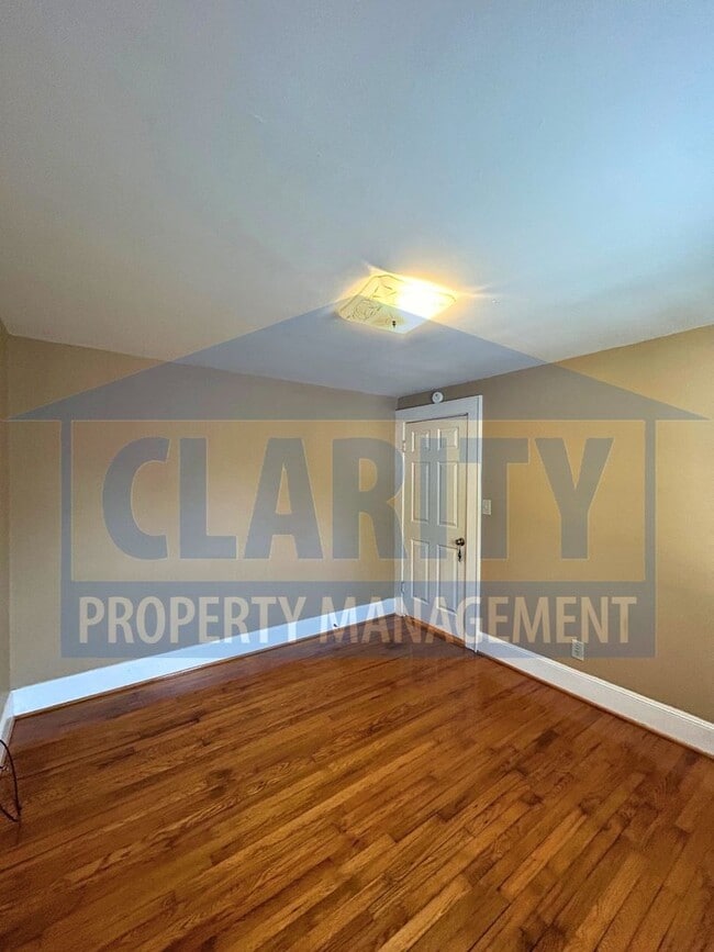 Building Photo - Three bedroom home downtown Cleveland!