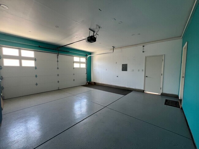 Building Photo - modern 3-bedroom, 2.5-bathroom home locate...