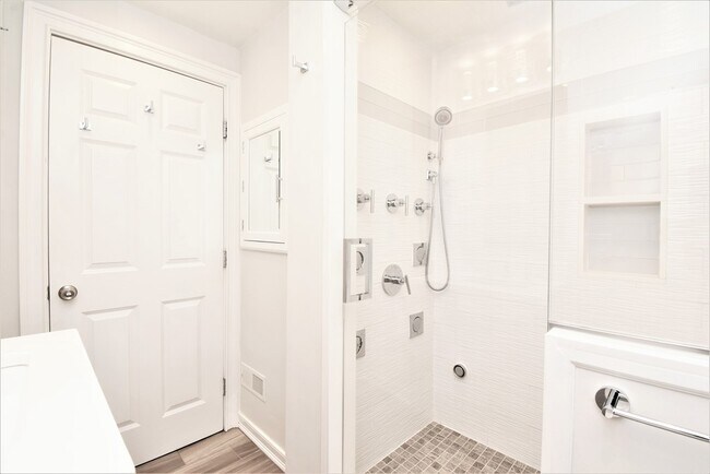 Building Photo - 191 Adams St