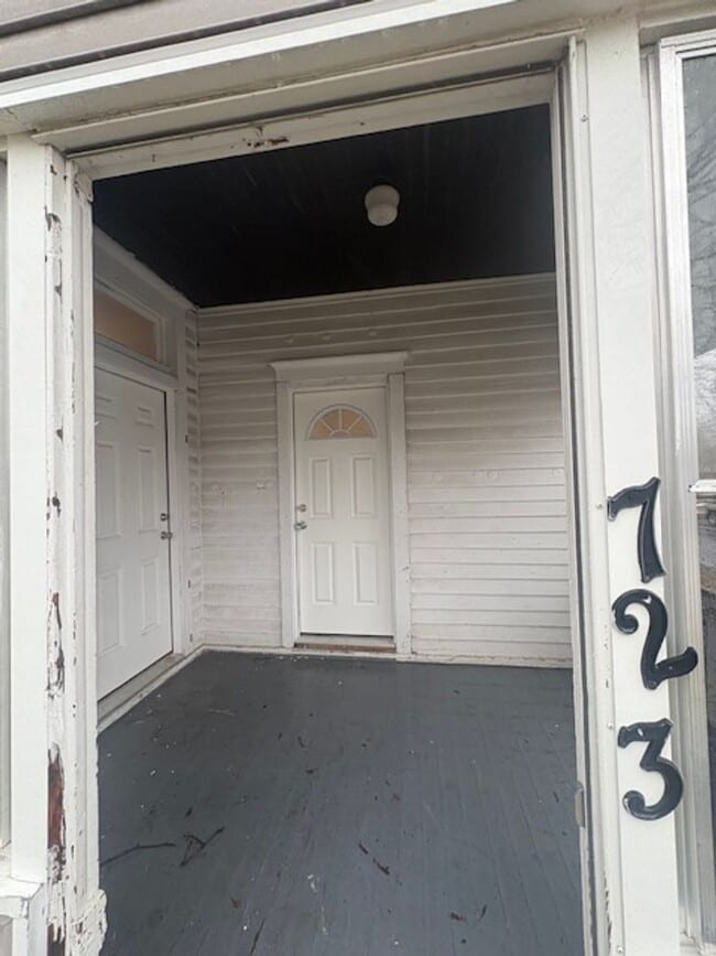 Building Photo - 723 W Armstrong Ave