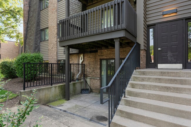 Building Photo - 1420 Stonebridge Cir