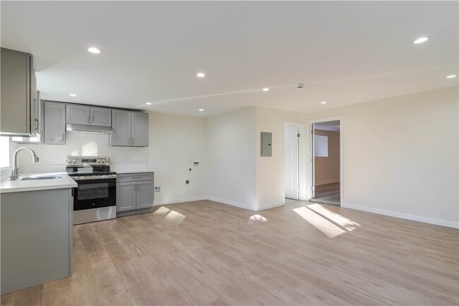 Primary Photo - 10528 Hillhaven Ave