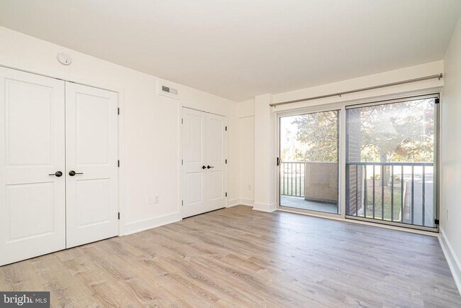 Building Photo - 1300 Army Navy Dr