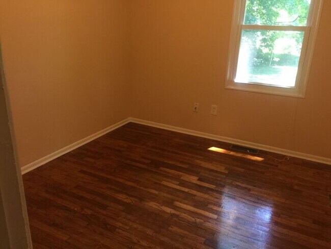 Building Photo - $1475 Charming, remodeled 3-Bed/1-Bath 952...