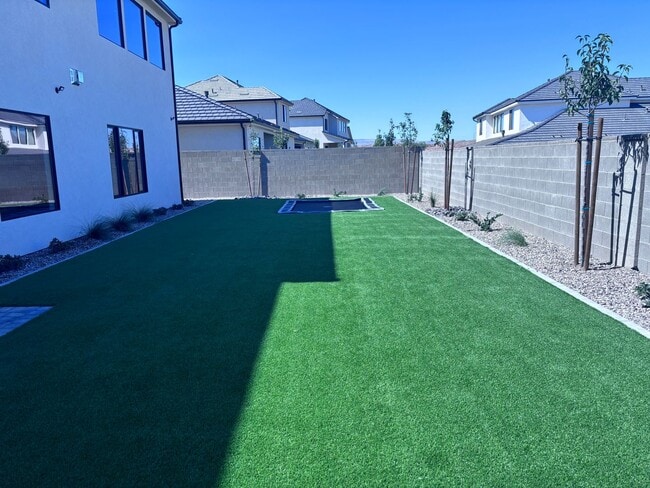 Building Photo - Brand New 6 Bed 4 bath home with built in ...