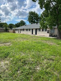 Building Photo - 924 Deslonde St