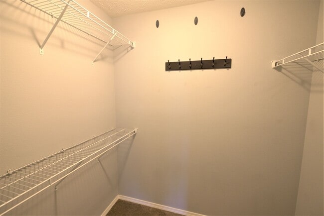 Building Photo - 4 Bedroom home with fenced backyard