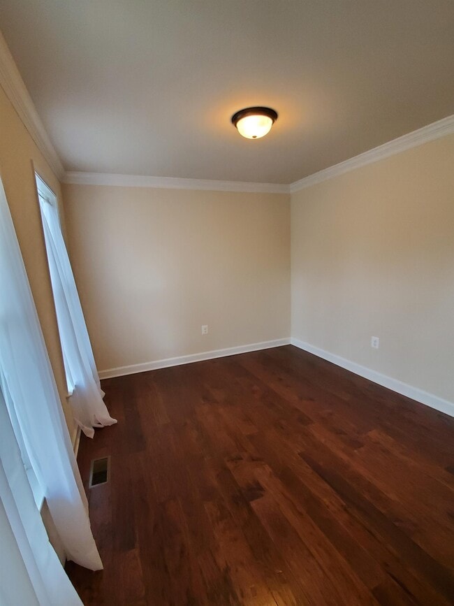 Building Photo - 10510 Woodland Dr
