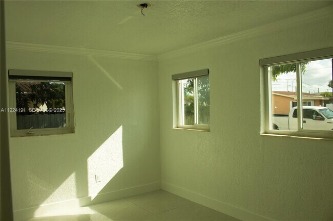 Building Photo - 1211 W 34th St