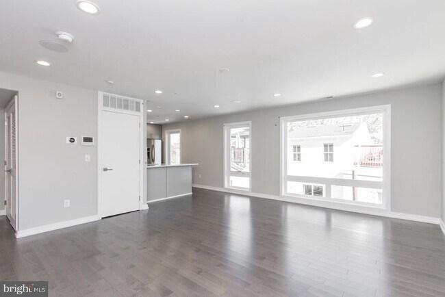 Building Photo - 712 S Sartain St