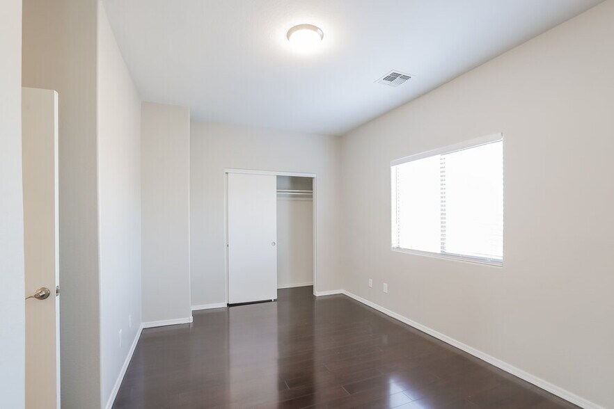 Building Photo - 261 N Valle Verde