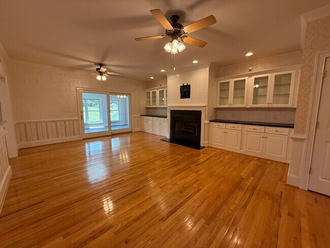 Building Photo - 785 Glenwood Dr