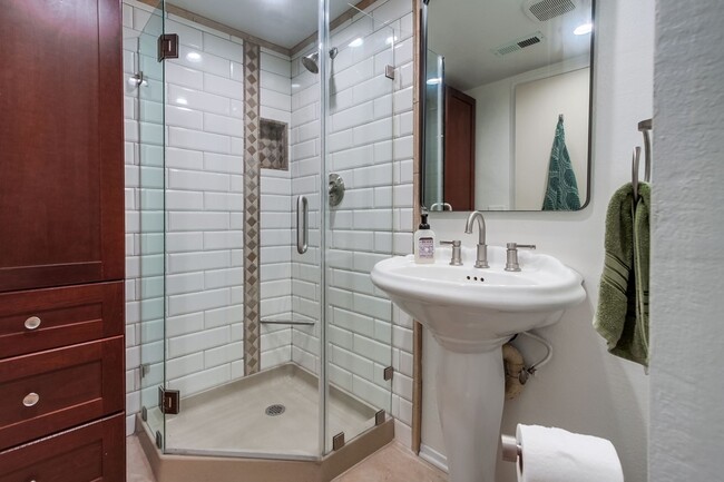 Building Photo - 2637 Regent Rd